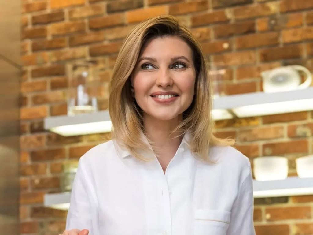 Що читає перша леді України. Зеленська порадила книжку, яка "зайшла" українським військовим