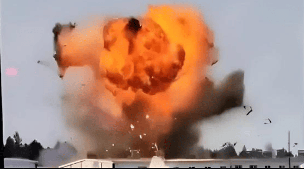 У Росії — новий сезон "бавовни": "прильот" по стратегічному заводу, горить важливий порт (відео)