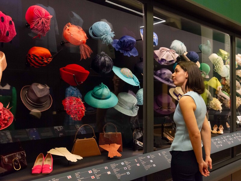 Від весільної сукні до коронаційної. У Букінгемському палаці відкрилася виставка вбрання Єлизавети ІІ. Фото