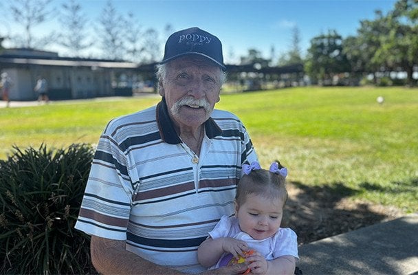 Найстаріший чоловік у світі, який уперше став дідусем: скільки йому років (фото)