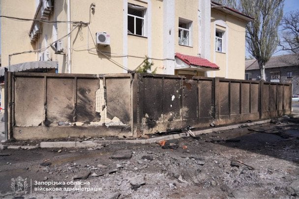 РФ знову вгатила дронами по зупинці у великому місті: поранено малюка (фото, відео)