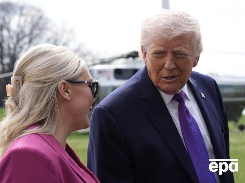"Ви жахливо справляєтеся зі своєю роботою". Трамп прямо звинуватив прессекретарку у своїх невдачах