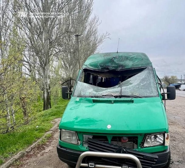 Росіяни ударили дроном по мікроавтобусу: серед поранених є дитина