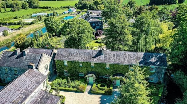 Власна церква, паб і млин: в Ірландії продають автентичне село — скільки коштує (фото)