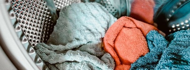 Чому рушники стають жорсткими після прання: головні помилки догляду