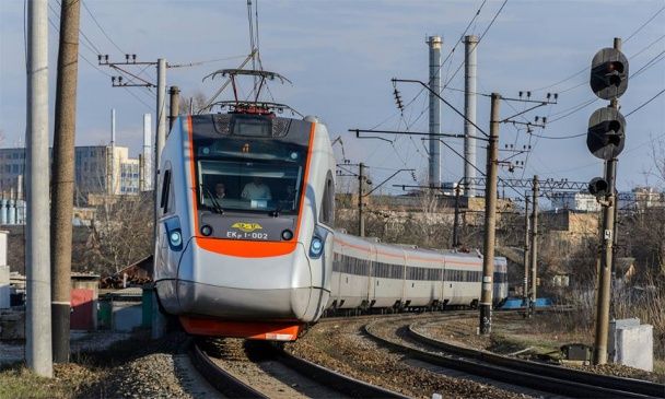 «Інтерсіті» зіткнувся з тепловозом у Вінницькій області: подробиці (фото, відео)