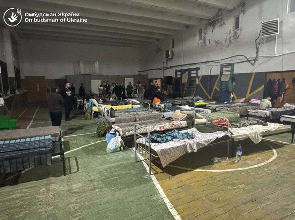 Три кружки та один туалет на 60 людей: Лубінець показав жахливі умови в Ужгородському ТЦК (фото)