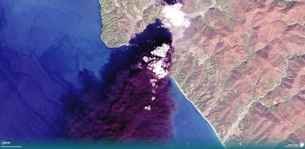 Дим пожежі на НПЗ "Роснефти" в Туапсе видно з космосу: відео Дим пожежі на НПЗ "Роснефти" в Туапсе видно з космосу: відео