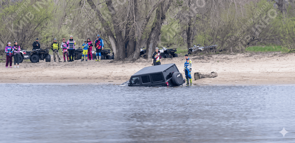 У Києві водій втопив джип у Дніпрі: що відомо (відео)