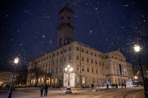 Іноземець вистрибнув з оглядового майданчика вежі Ратуші у Львові — лишив записку (фото)