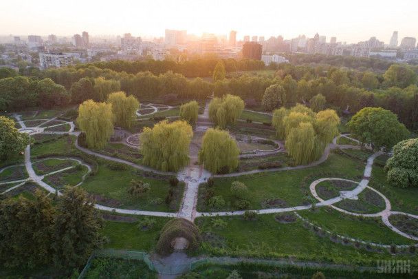 У Київ йде тепло, але за ним — нова хвиля холоду: коли очікувати снігу та заморозків