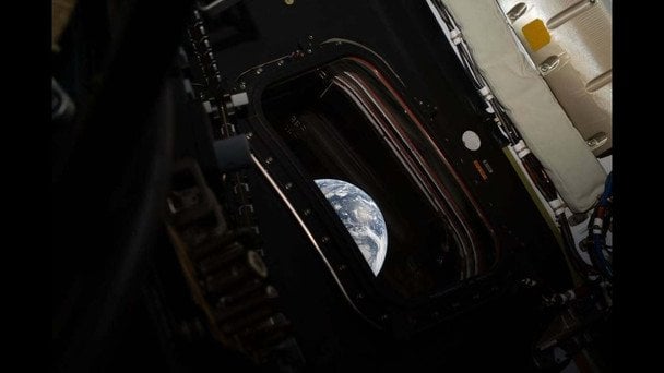 Уперше за понад 50 років люди покинули навколоземну орбіту під час польоту до Місяця: фото Уперше за понад 50 років люди покинули навколоземну орбіту під час польоту до Місяця: фото