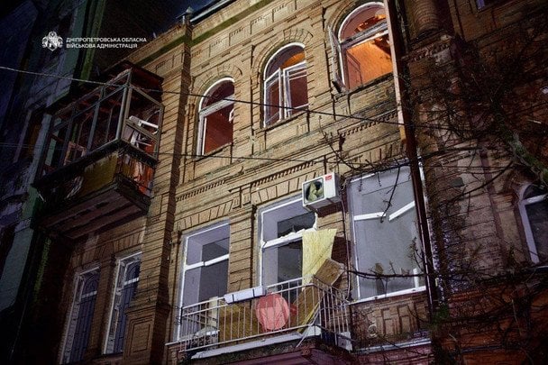 Росія вдарила по Дніпру: загинула людина, масштабні пожежі у місті (фото)