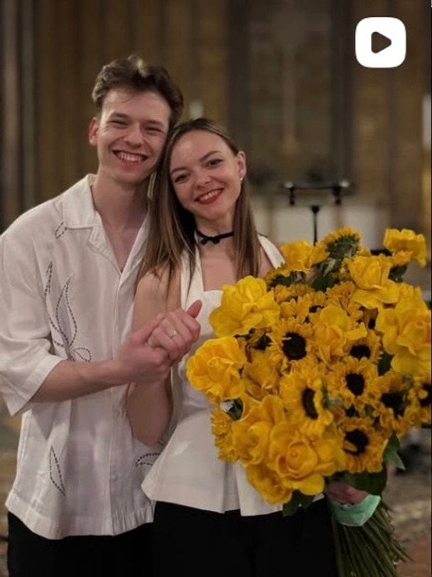 Учасник хору "Гомін" освідчився коханій просто під час виступу в Нью-Йорку