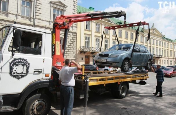 У Києві здорожчають послуги евакуації авто: скільки доведеться заплатити порушникам