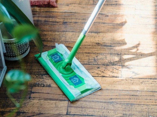 Сім засобів, якими ніколи не можна чистити дерев’яну підлогу: поради професіоналів з догляду за паркетом