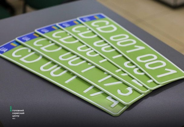 В Україні з’явилися автомобільні номери оливкового кольору: кому їх видають