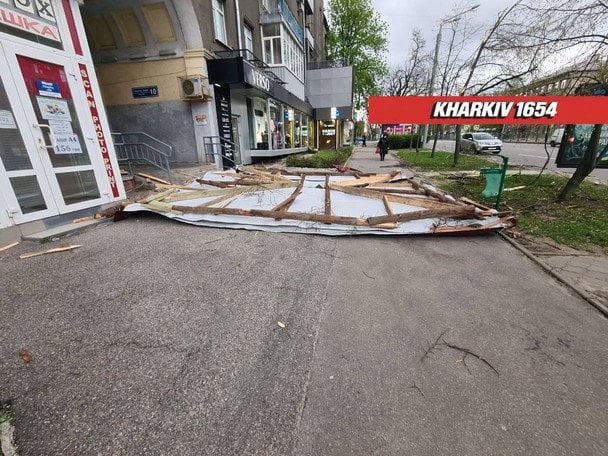 Буревій у Харкові зірвав дах: водій дивом врятувався (відео)
