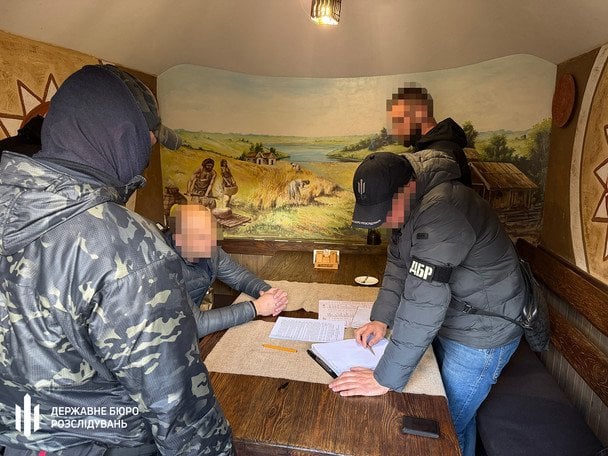 Колія за $100 тисяч: чиновник "Укрзалізниці" упіймався на хабарі