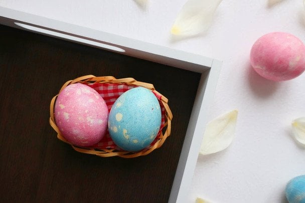 Як фарбувати великодні яйця без "хімії": "драконячі" крашанки і писанки-травлинки