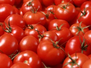 Покладіть це в лунку під час садіння – й урожай томатів буде приголомшливим