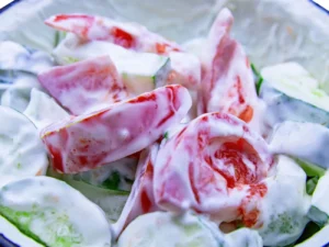 "Дуже смачно, корисно й дуже швидко". Овочевий салат зі сметаною. Експрес-рецепт