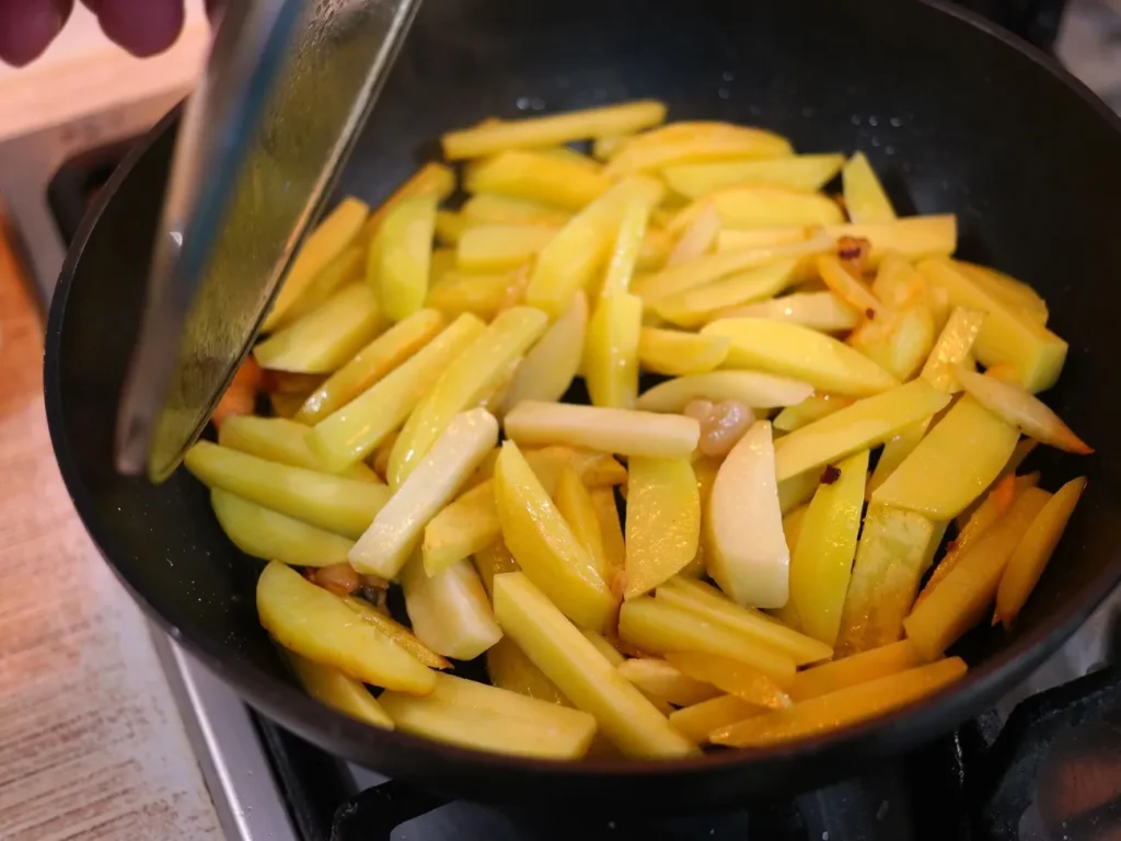 Чому не можна мішати картоплю, поки вона смажиться. Лайфхак, як легко отримати хрустку скоринку