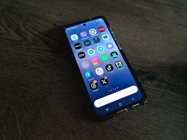 На Хмельниччині вся рідня побачила "домашнє" пікантне відео дівчини: хто це зробив