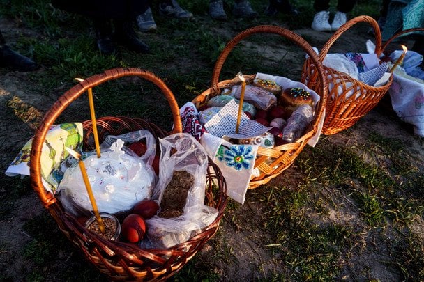 Чи можна освячувати алкоголь у великодньому кошику: що кажуть священники