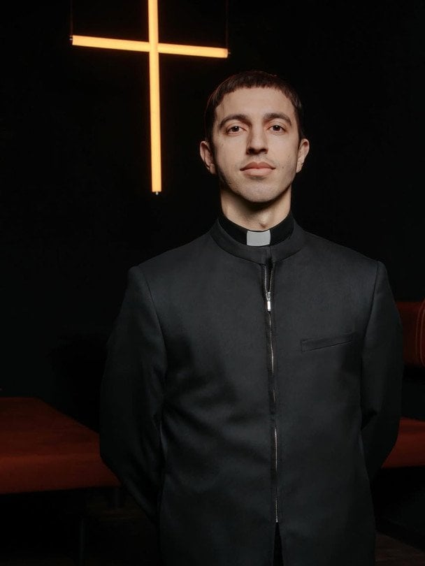 Одягнувся у священника і роздавав напої з "іконами": Івана Люленова звинуватили у богохульстві