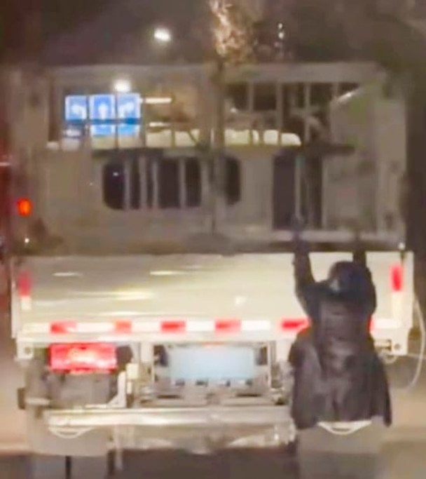 Жінка таємно зачепилася за вантажівку чоловіка, щоб викрити зраду — відео