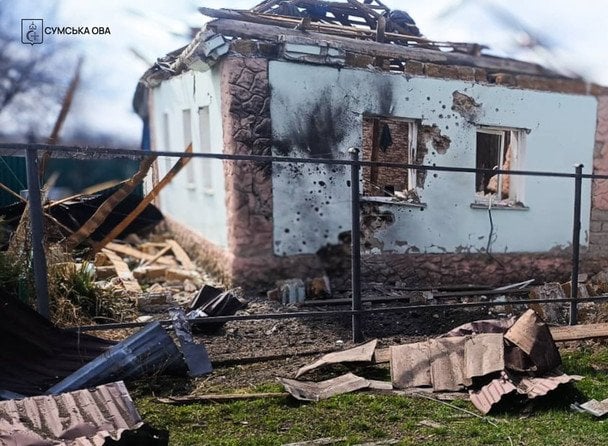 Росіяни вдарили дроном по житловому будинку на Сумщині: є поранені