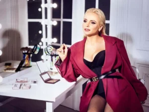 Ребрик у зухвалому боді із глибоким декольте продемонструвала свою неймовірну фігуру. Фото