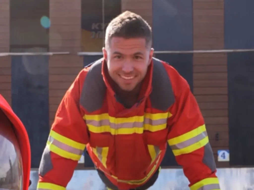 "Дівчата, всі сюди". Привабливий рятувальник із Закарпаття зачарував українок. Чи він вільний?