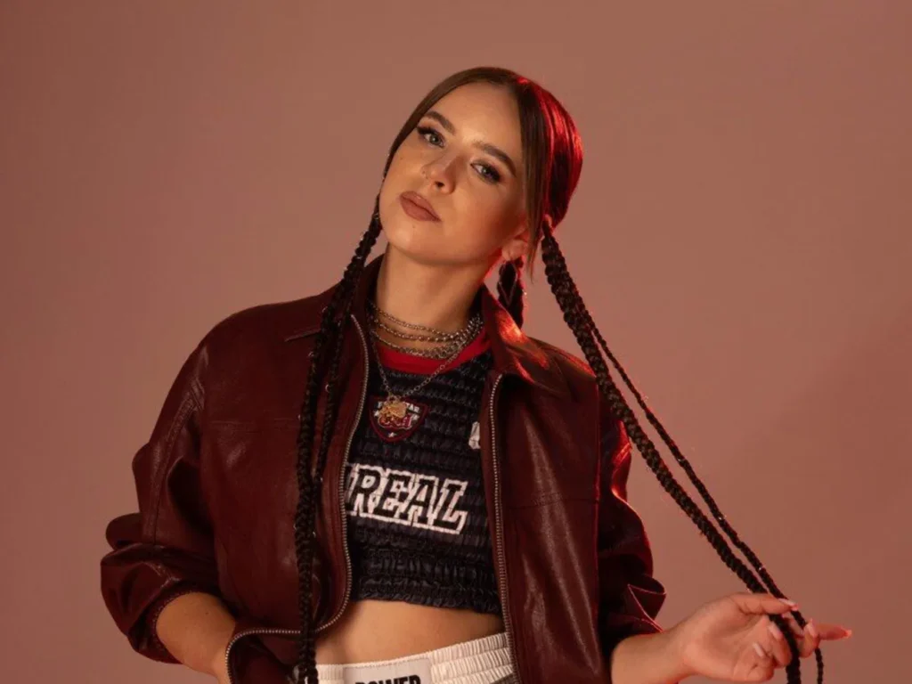 Молода співачка Nastya Semchuk написала пісню про кохання, кліп знімали у Львові. Відео