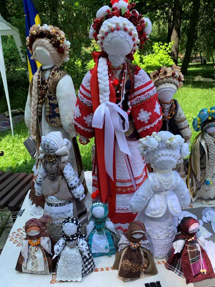 Мистецтво підтримки: у Києві відкрилася благодійна виставка «Весна красна»