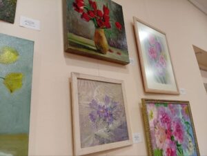 Мистецтво підтримки: у Києві відкрилася благодійна виставка «Весна красна»