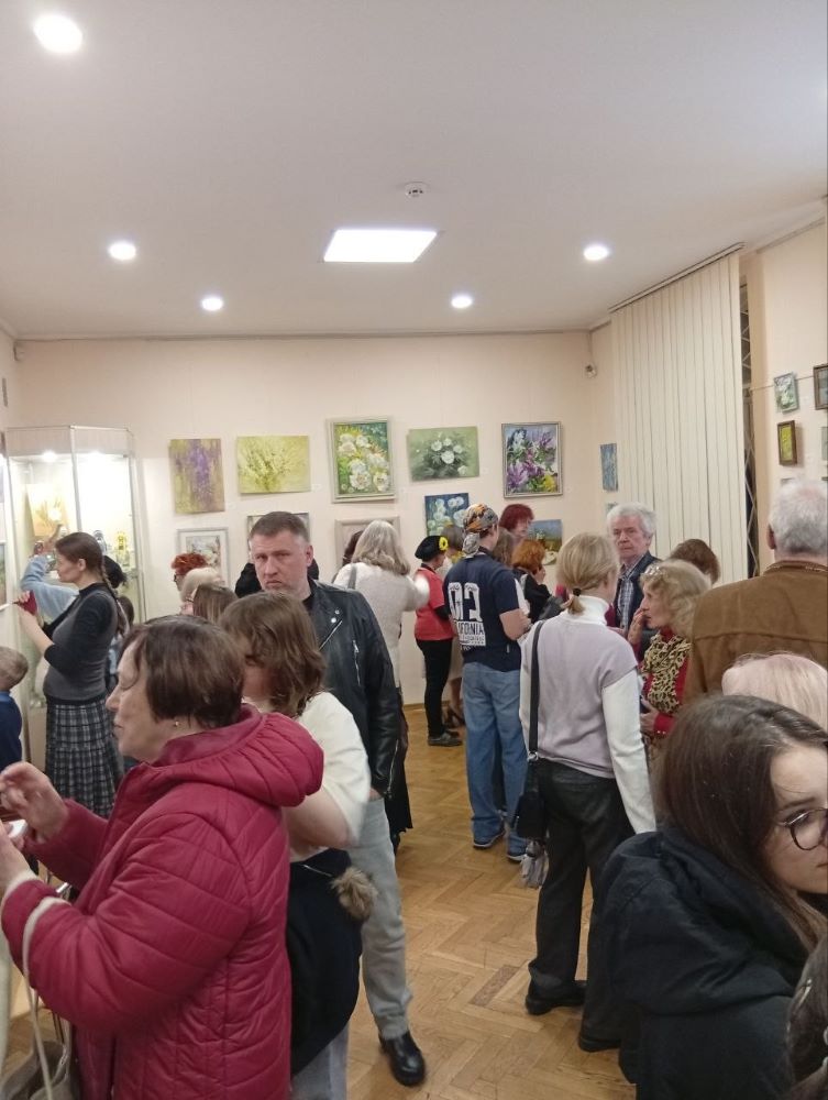 Мистецтво підтримки: у Києві відкрилася благодійна виставка «Весна красна»