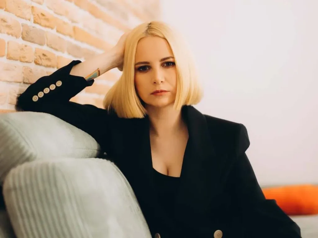 Секс після інтерв'ю, заморожені яйцеклітини й "російськомовна щелепа". Хто така Емма Антонюк