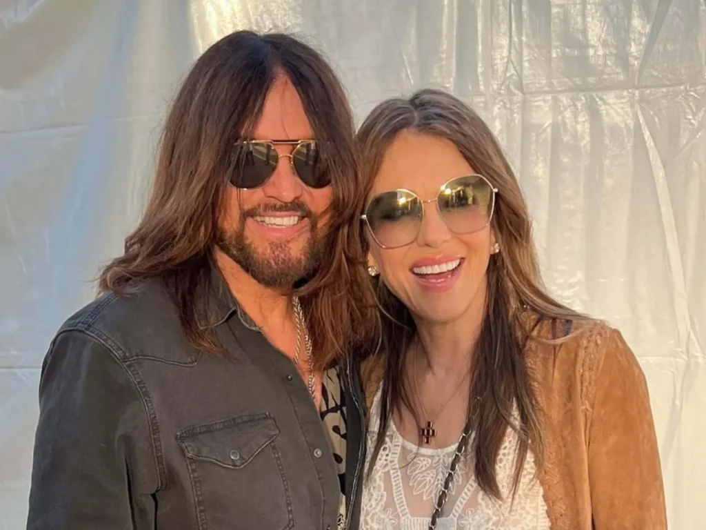 60-річна Герлі показала пристрасний поцілунок із 64-річним коханим. Фото