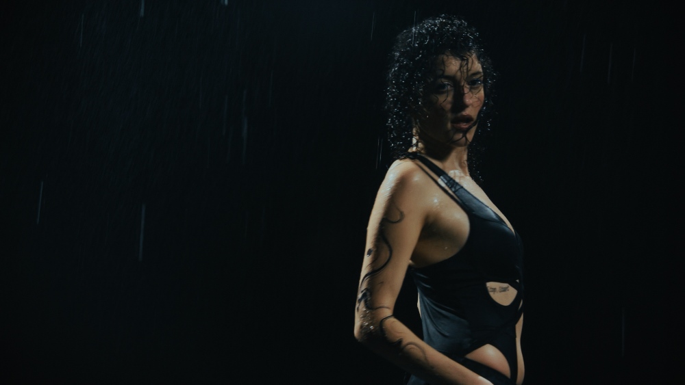 Українська співачка Sofira випускає новий трек “Stop, Start” — про кохання, яке починається з руху