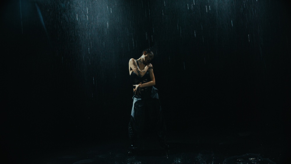 Українська співачка Sofira випускає новий трек “Stop, Start” — про кохання, яке починається з руху