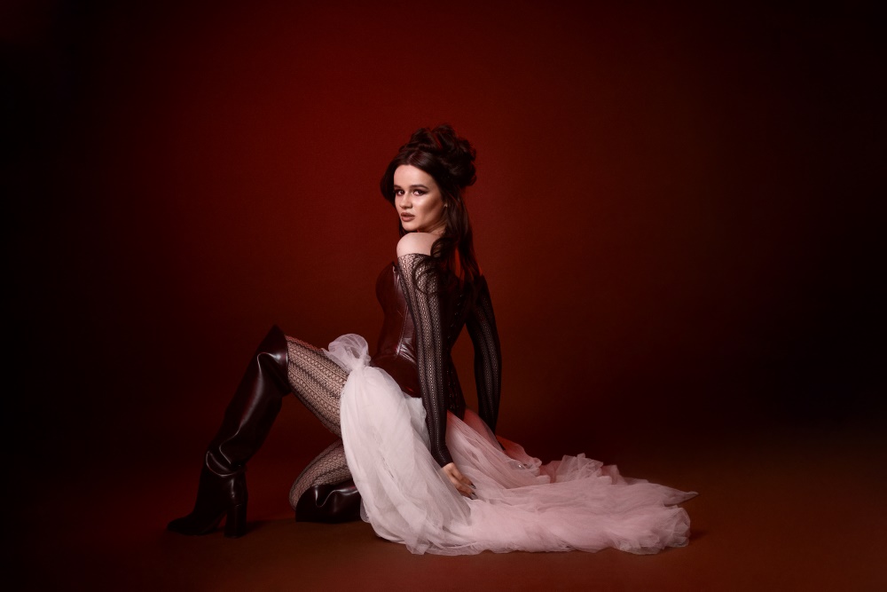 Нова SOWA: співачка презентувала драйвовий електропоп про внутрішній безлад