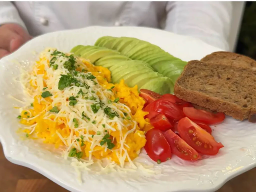 Лише два яйця й ані краплі молока. Рецепт надзвичайно ніжного скрембла за кілька хвилин