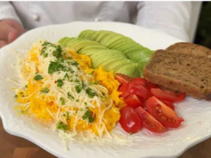 Лише два яйця й ані краплі молока. Рецепт надзвичайно ніжного скрембла за кілька хвилин