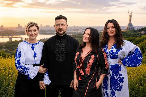 День вишиванки: Зеленський, Могилевська з донькою, Ротару та інші зачарували національними вбраннями