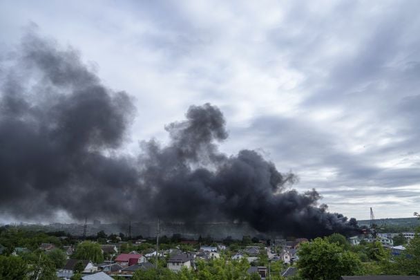 Від ранку РФ атакує один з обласних центрів: дрони вдарили по житловому району - перші деталі