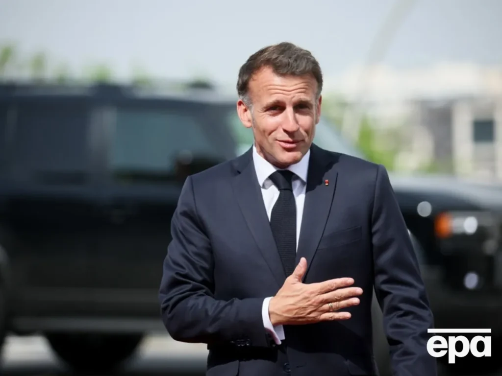 Макрон співав, а Пашинян сів за барабани. У мережі показали, як запалювали політики, коли пішли журналісти
