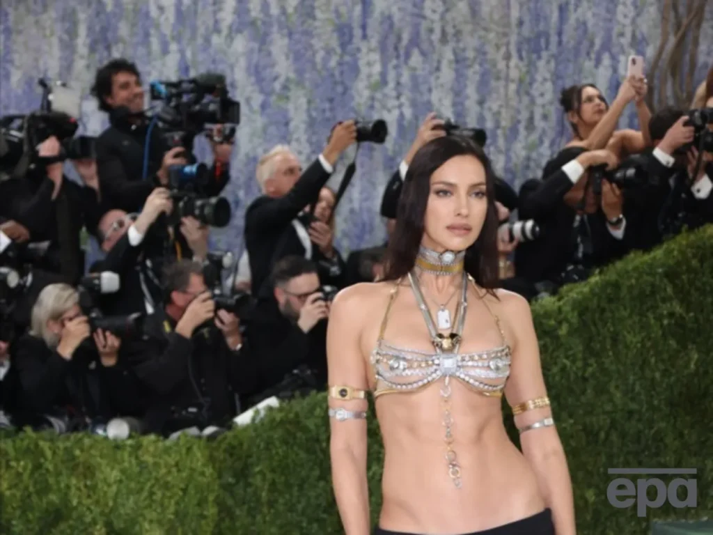 Росіянка зганьбилася на Met Gala – ЗМІ розкритикували її недоречне для такого заходу вбрання