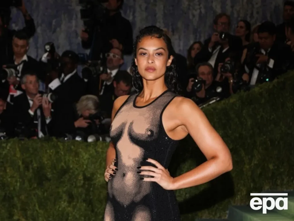 Драпірування й багато оголеного тіла. Як зірки дивували на Met Gala 2026. Фото